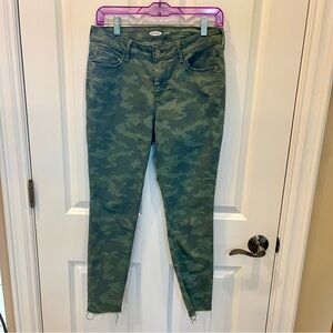 Women’s SZ 6 OLD NAVY CAMO ROCKSTAR SUPER SKINNY STRETCH RAW HEM ANKLE JEANS